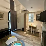 Charming Little Duplex Historic Center! Монпелье