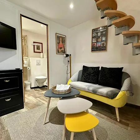 Charming Little Duplex Historic Center! Apartamento